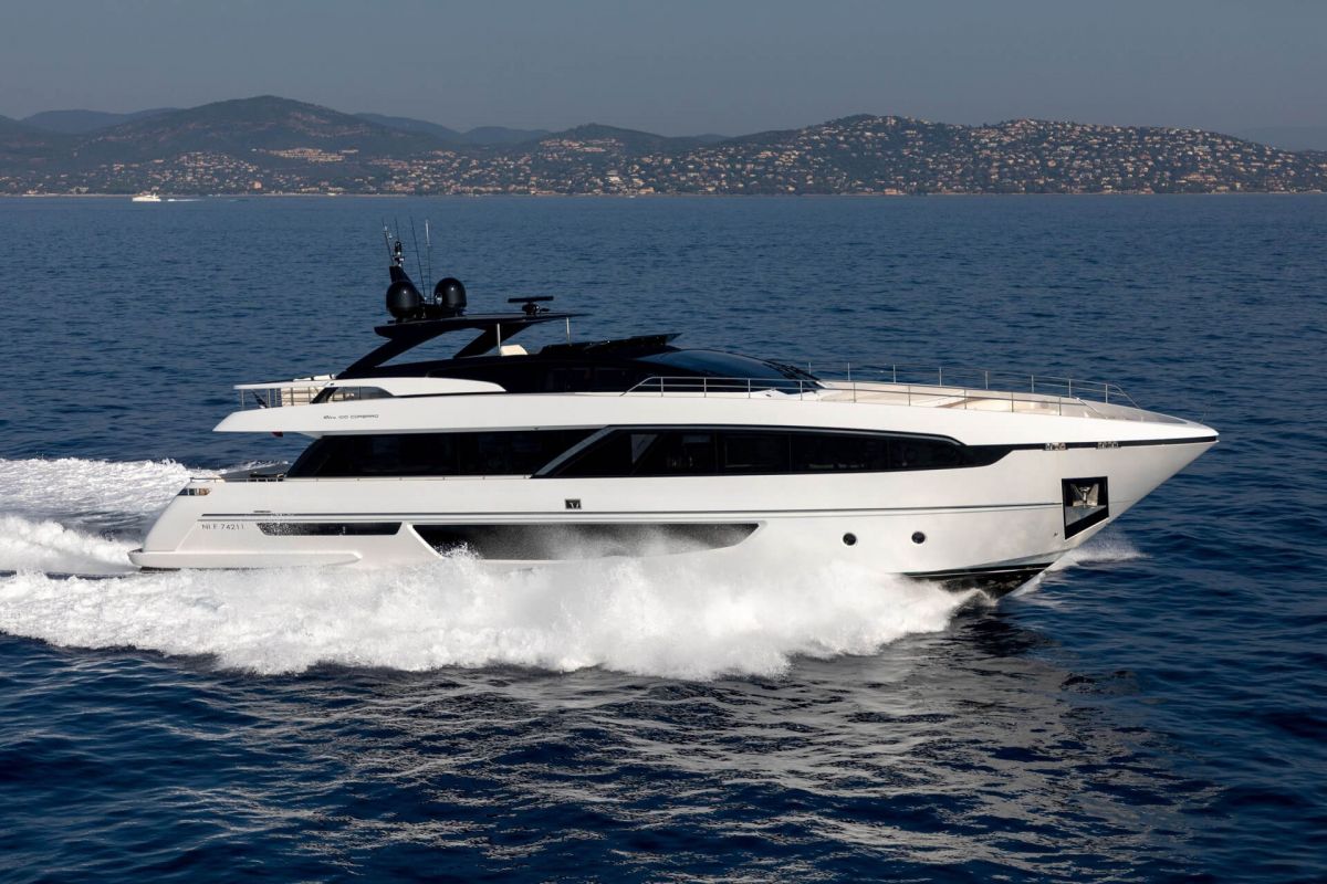 LOCATION YACHT RIVA 100 CORSARO