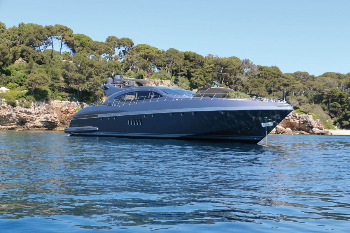 LOCATION YACHT MANGUSTA 108