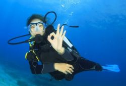 Une femme fait de la plonge sous-marine lors d'une location de yacht en Mditerrane