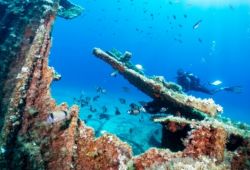 Plongeur explorant une pave dans la mer ge en Grce