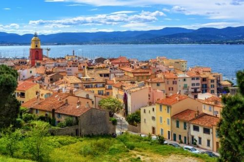 L'authentique village de Saint-Tropez et son clocher sur la Cte d'Azur