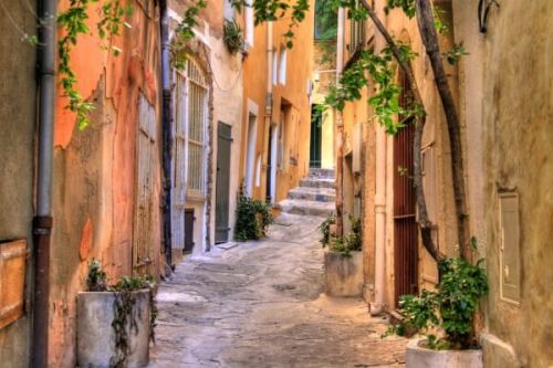 Une ruelle troite dans le vieux village de Saint-Tropez sur la Cte d'Azur