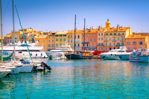 De luxueux yachts de location amarrs dans le port de Saint-Tropez