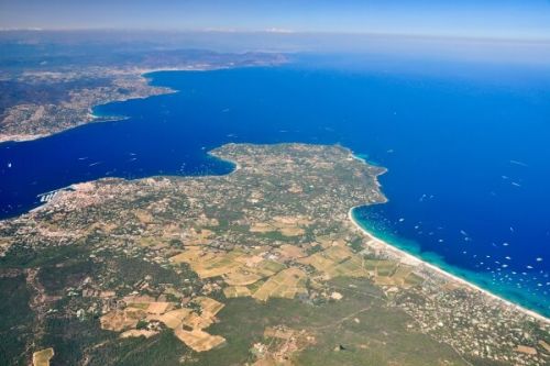 Vue arienne du golfe de Saint-Tropez et de la plage de Pampelonne