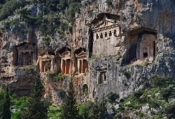 Des tombes rocheuses lyciennes prs de Fethiye sur la Cte Turquoise en Turquie