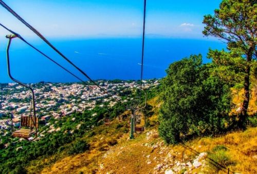 Le tlsige du Mont Solaro  Capri avec une vue panoramique sur la mer Mditerrane