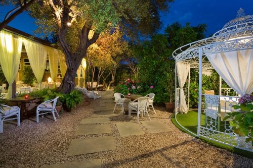 Les jardins de Gianni Pedrinelli à Porto Cervo à la tombée de la nuit, l'un des meilleurs restaurants de la Costa Smeralda