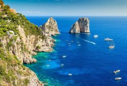 Panorama arien des formations rocheuses des Faraglioni au large de l'le de Capri avec une multitude de yachts  l'ancre