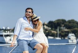 Un couple en lune de miel sur un yacht de luxe