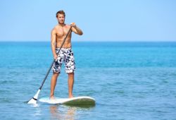 Un homme sur une planche de paddle