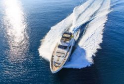 Vue aérienne d'un yacht à moteur de luxe en navigation