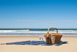 Un pique-nique de plage romantique organis par l'quipage du yacht pour la lune de miel des clients