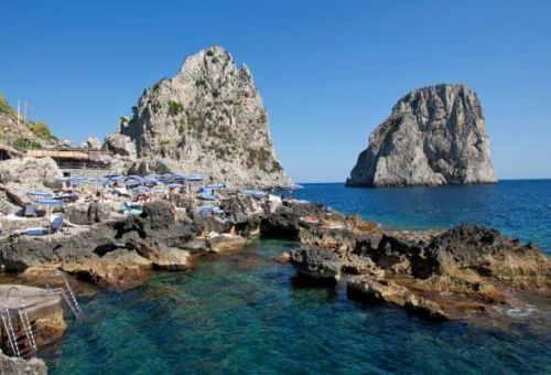 Le restaurant de plage La Fontelina à Capri avec ses criques aux eaux turquoises