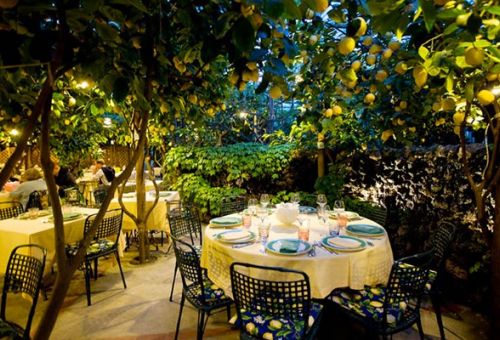 Une table dressée pour le dîner sous les citronniers de Da Paolino, l'un des meilleurs restaurants à Capri