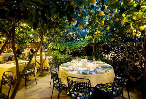 Une table dresse pour le dner sous les citronniers de Da Paolino, l'un des meilleurs restaurants  Capri