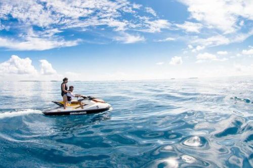 Un couple utilisant un jet-ski lors de leur location de yacht de luxe