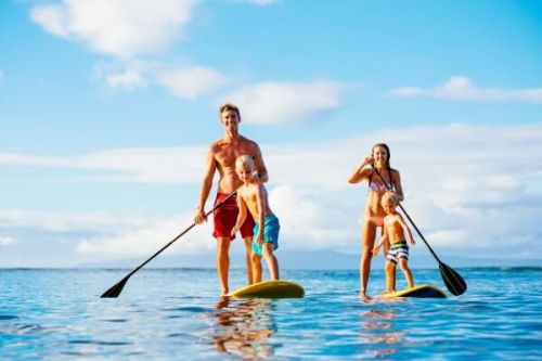 Une famille qui joue avec des paddle boards