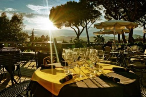 La terrasse de l'htel Ermitage sur les hauteurs de Saint-Tropez avec vue sur la baie