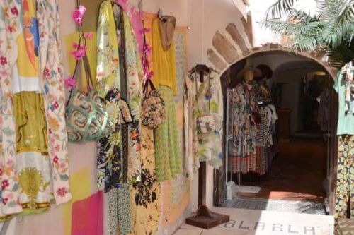 Une boutique de mode qui vend des vêtements féminins dans une rue de Saint-Tropez