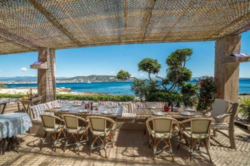 Le restaurant de plage La Gurite  Cannes sur l'le de Lrins Sainte-Marguerite