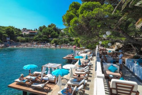 Le restaurant de plage mditerranen Bonj Les Bains  Hvar en Croatie