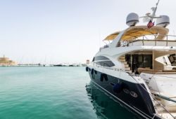 Un luxueux yacht  moteur flybridge amarr dans un port de la Mditerrane prt  la location