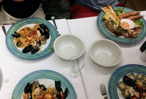 Plats de fruits de mer et de ptes dans un restaurant des Cinque Terre en Italie