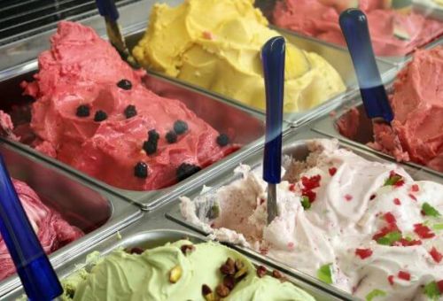 La vitrine d'un marchand de glaces