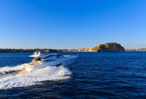 Un yacht  moteur de luxe de location pour une croisire dans les Cinque Terre