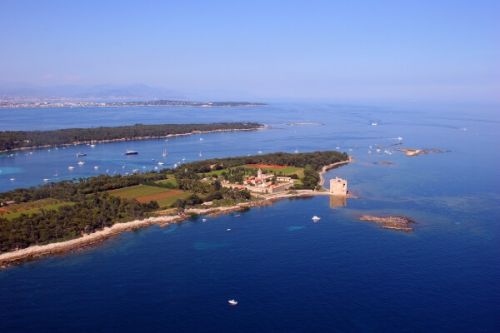 Vue panoramique des les de Lrins dans la baie de Cannes