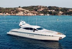 Location yacht Mangusta 92 dans le sud de la France - en croisière
