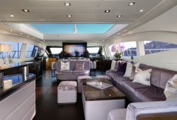 Mangusta 108 à louer dans le sud de la France - salon