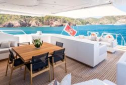 Location bateau Mangusta 130 dans le sud de la France - pont arrière