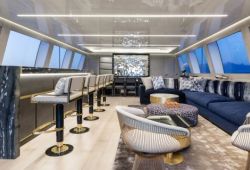 Mangusta 165E à louer dans le sud de la France - salon et salle à manger