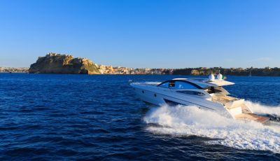 Un yacht  moteur disponible pour une location  la journe au dpart de Cannes, Monaco ou Saint-Tropez