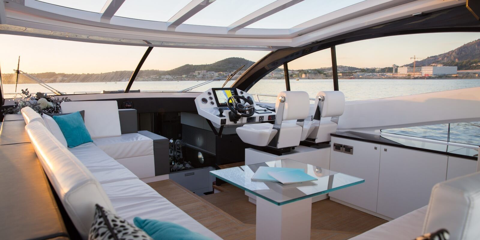 https://www.talamare.fr/medias/Le cockpit d'un yacht de location naviguant de Cannes  Saint-Tropez lors d'une journe de location de bateau sur la Cte d'Azur