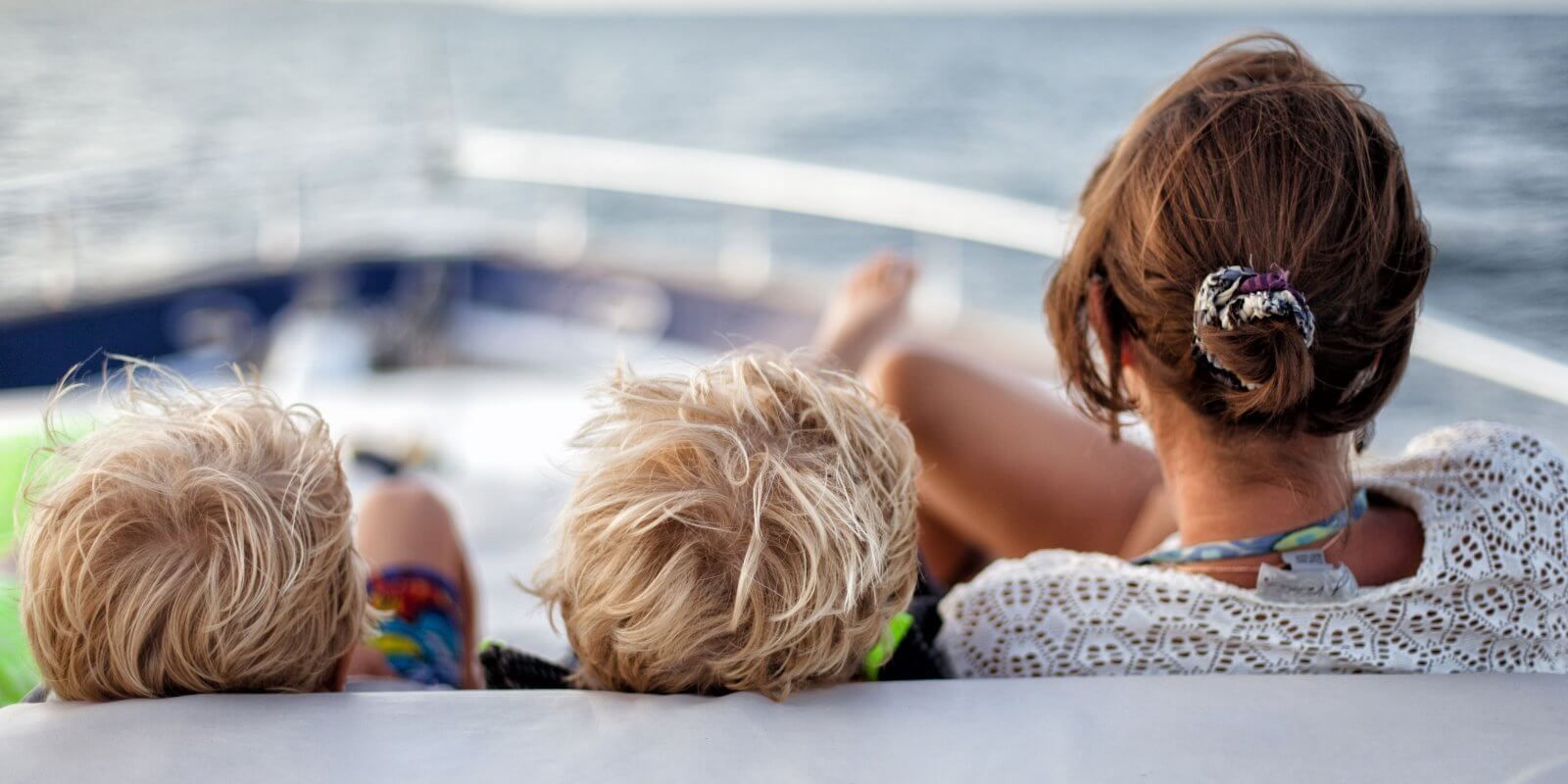 https://www.talamare.fr/medias/Une famille avec enfants se dtend sur les bains de soleil du pont avant d'un yacht de location