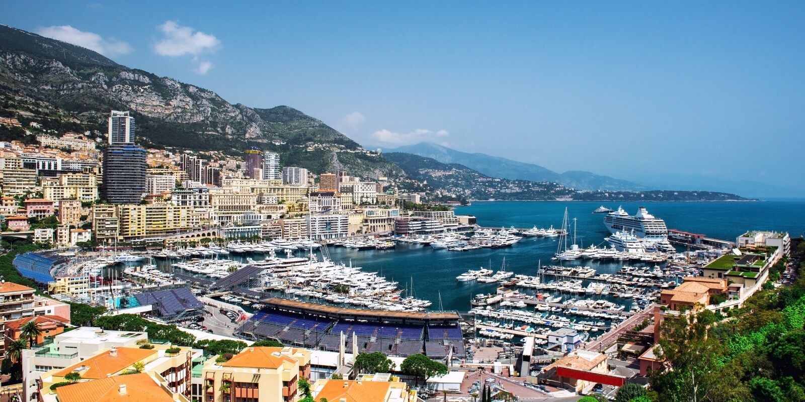 https://www.talamare.fr/medias/Vue du Port Hercule avec des yachts de location pendant le Grand Prix de Monaco