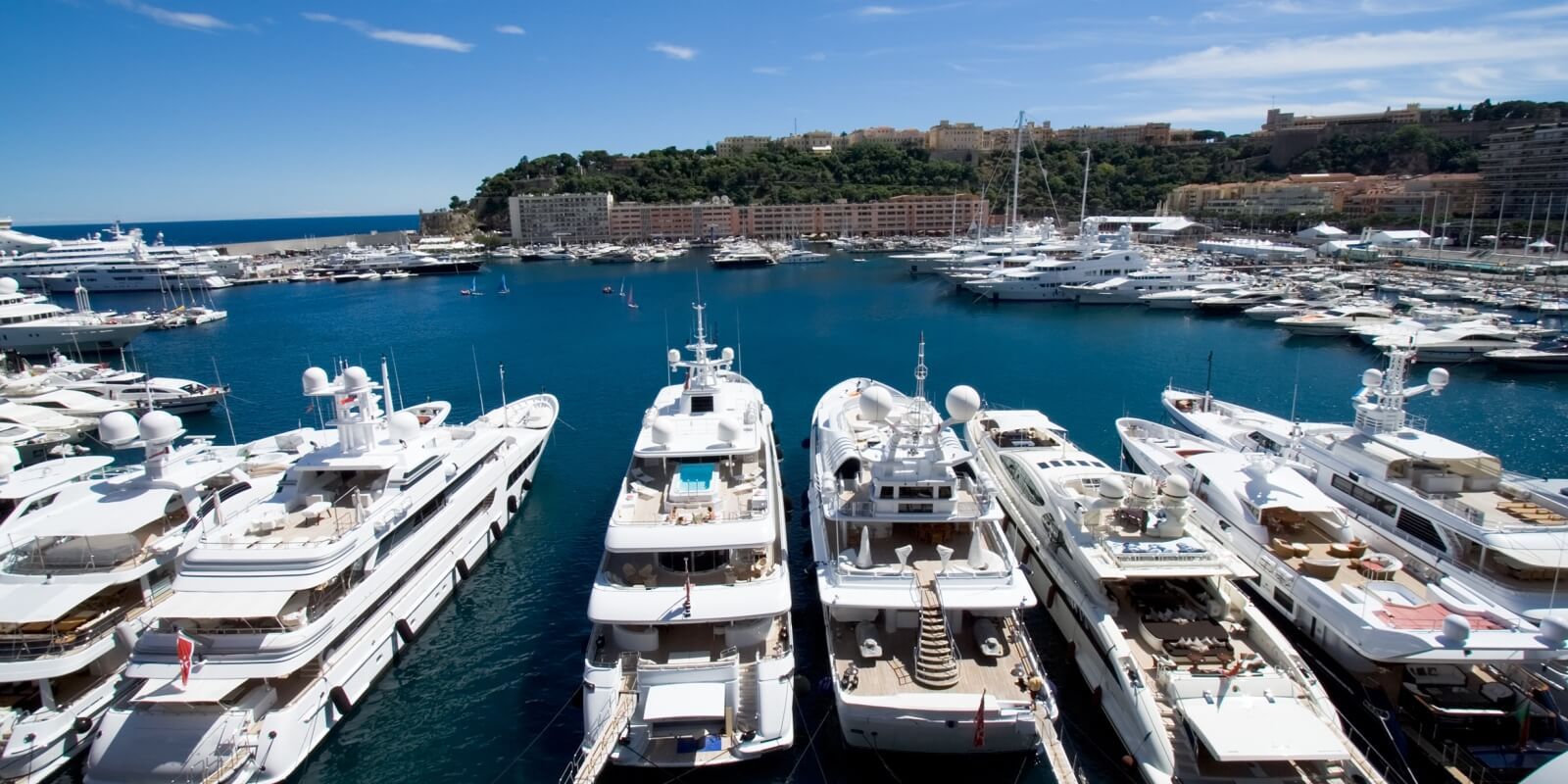 https://www.talamare.fr/medias/Panorama du Port Hercule et du Rocher lors d'une location de yacht pour le Grand Prix de Monaco