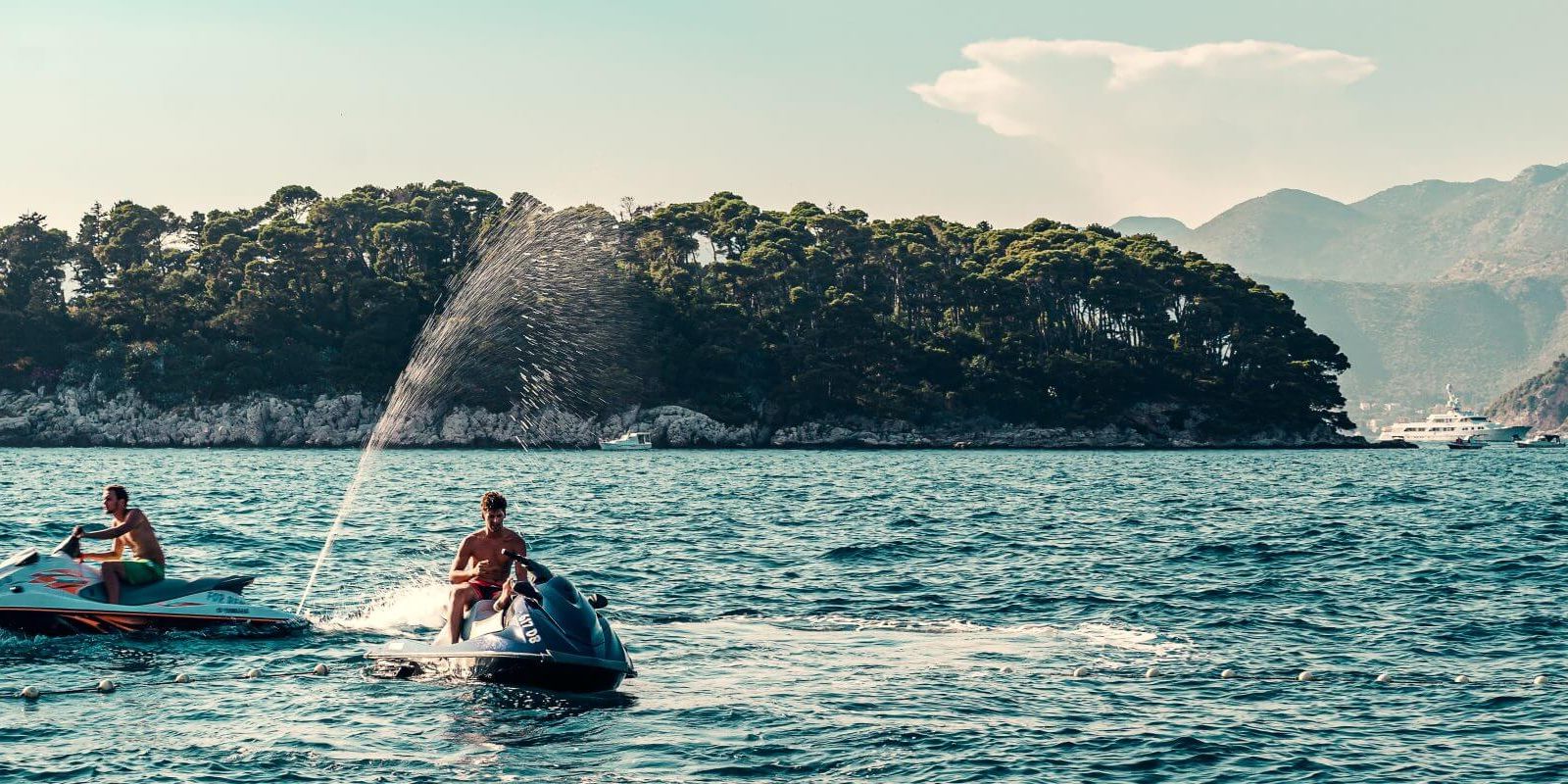 https://www.talamare.fr/medias/Des charter guests profitant des quipements nautiques et du jet ski d'un yacht  la location