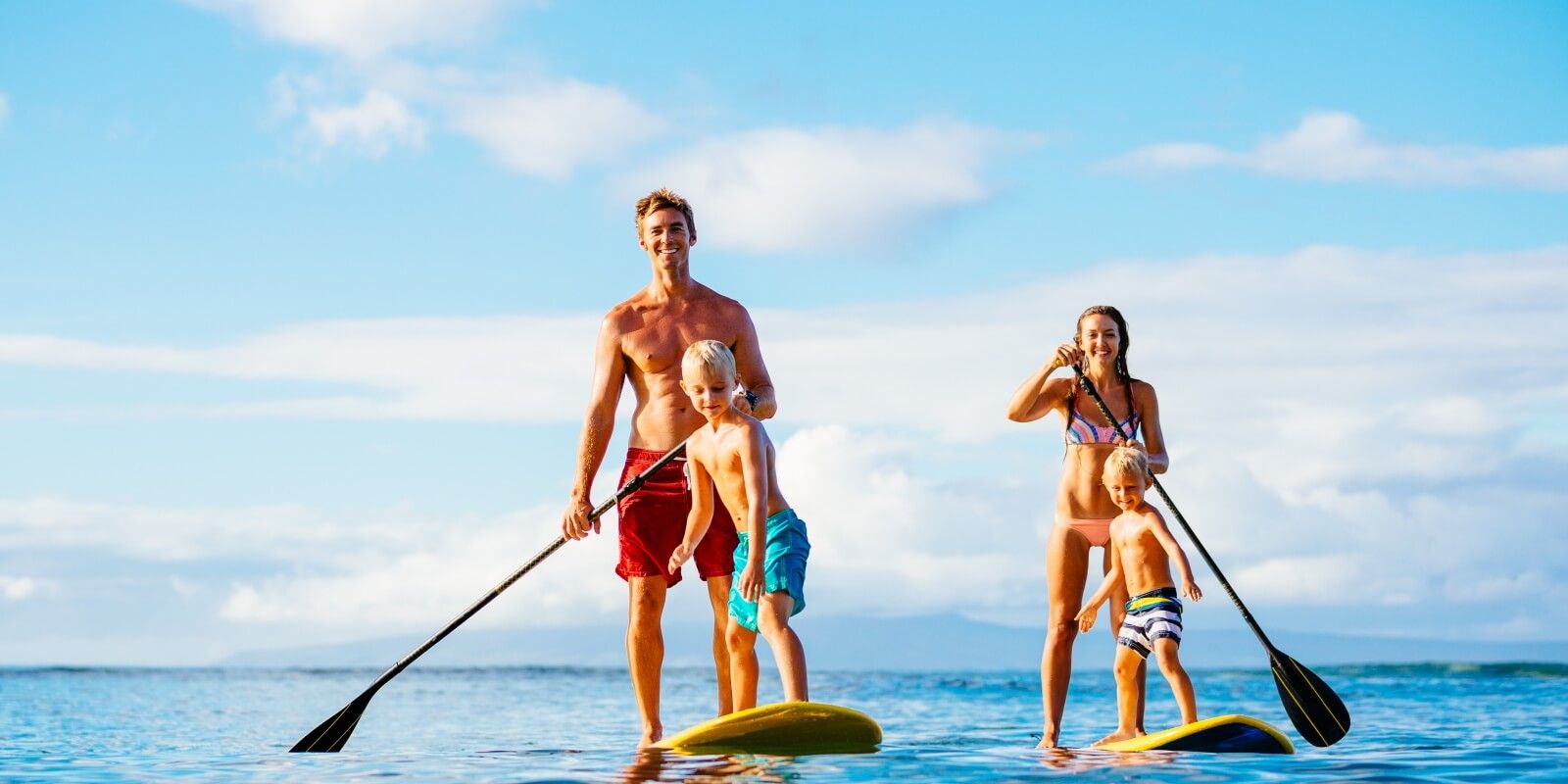 https://www.talamare.fr/medias/Un couple et des enfants dcouvrant les eaux de la Mditerrane avec les paddle de leur yacht de location