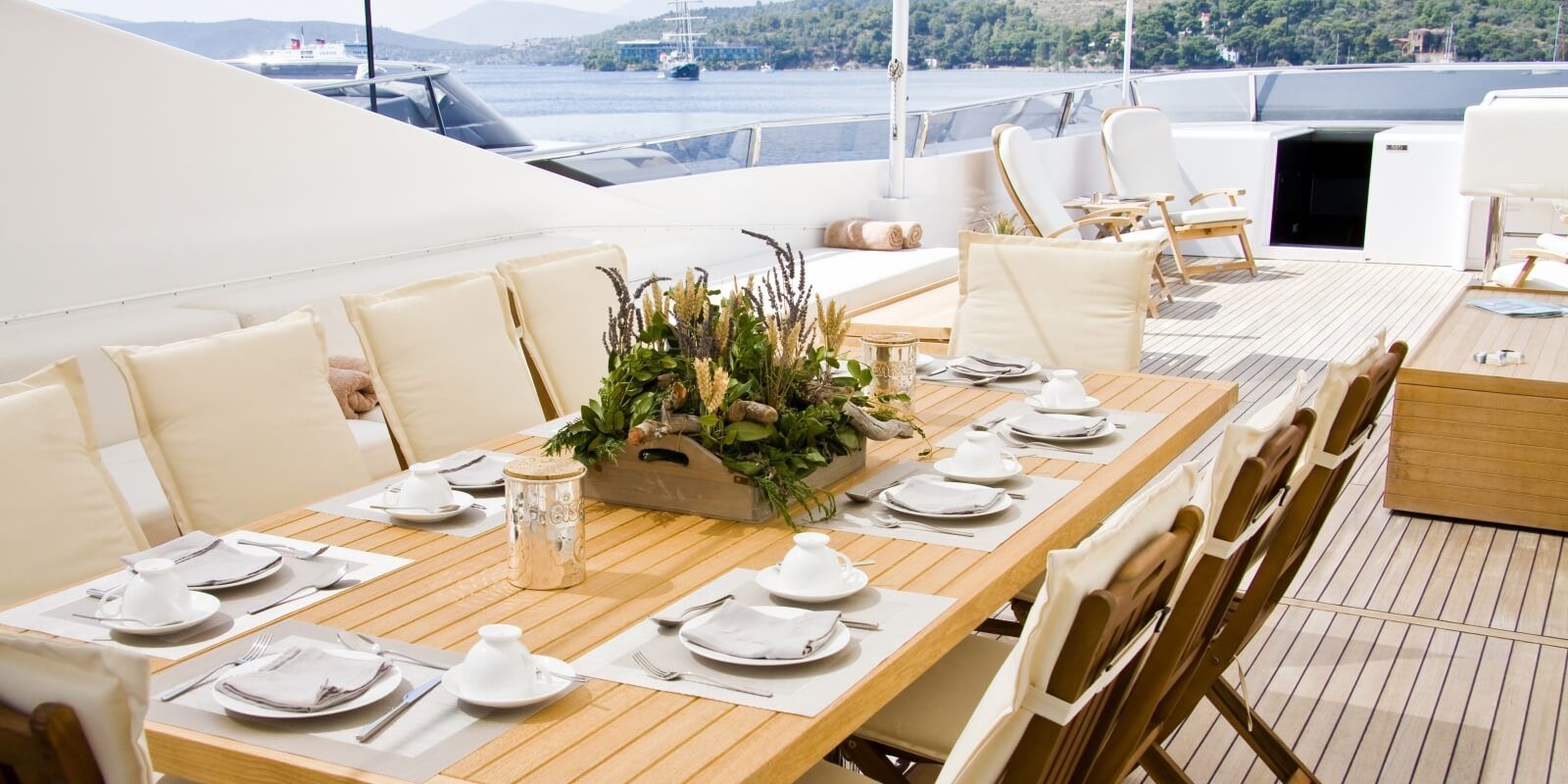 https://www.talamare.fr/medias/Une table dresse pour un djeuner d'affaires lors d'un vnement d'entreprise  bord d'un yacht de location