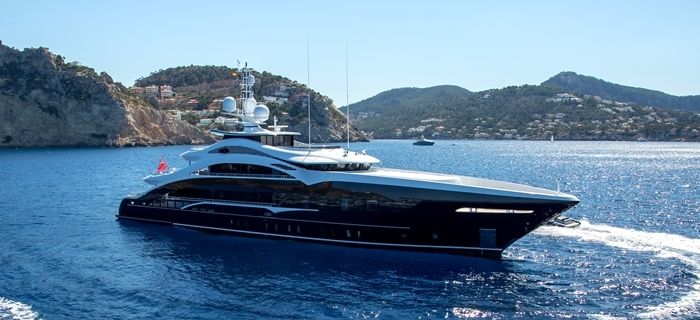 Un superyacht à la location naviguant le long de la Côte d'Azur