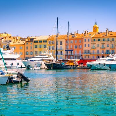 Le port de Saint-Tropez sur la Cte d'Azur avec des yachts de location amarrs