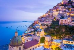 Vue nocturne du village d'Amalfi sur la Cte Amalfitaine