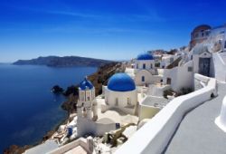 Dmes bleus et btiments blancs sur l'le de Santorin en Grce