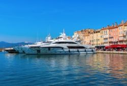 Des yachts amarrs dans le port de Saint-Tropez