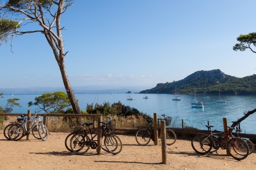 Des vlos sur l'le de Porquerolles dans le sud de la France