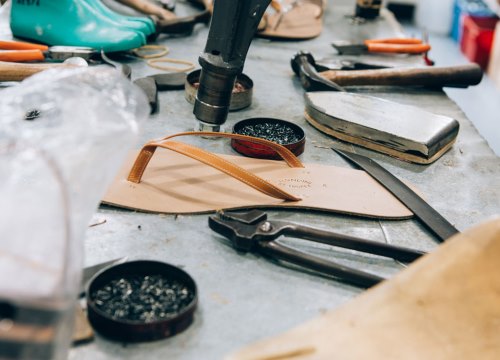 Des sandales en cuir tropziennes de l'artisan local Rondini