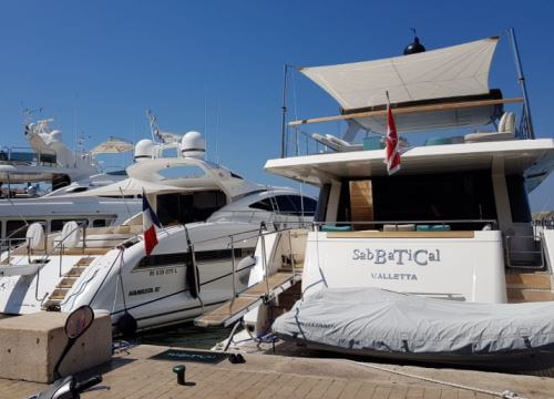 Yachts amarrés dans le port de Saint-Tropez, sur la Côte d'Azur